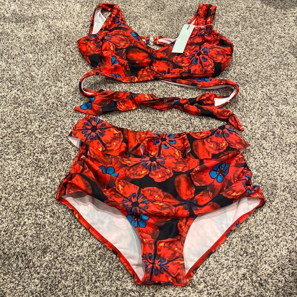 NWT dressfo size 6 two piece bikini 💕 beautiful vibrant, red and blue flowers - Picture 1 of 17